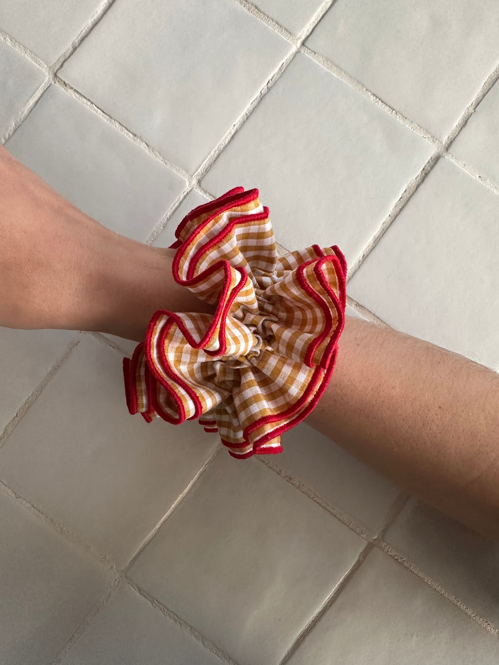 Chouchou double volant – Vichy moutarde bord Rouge