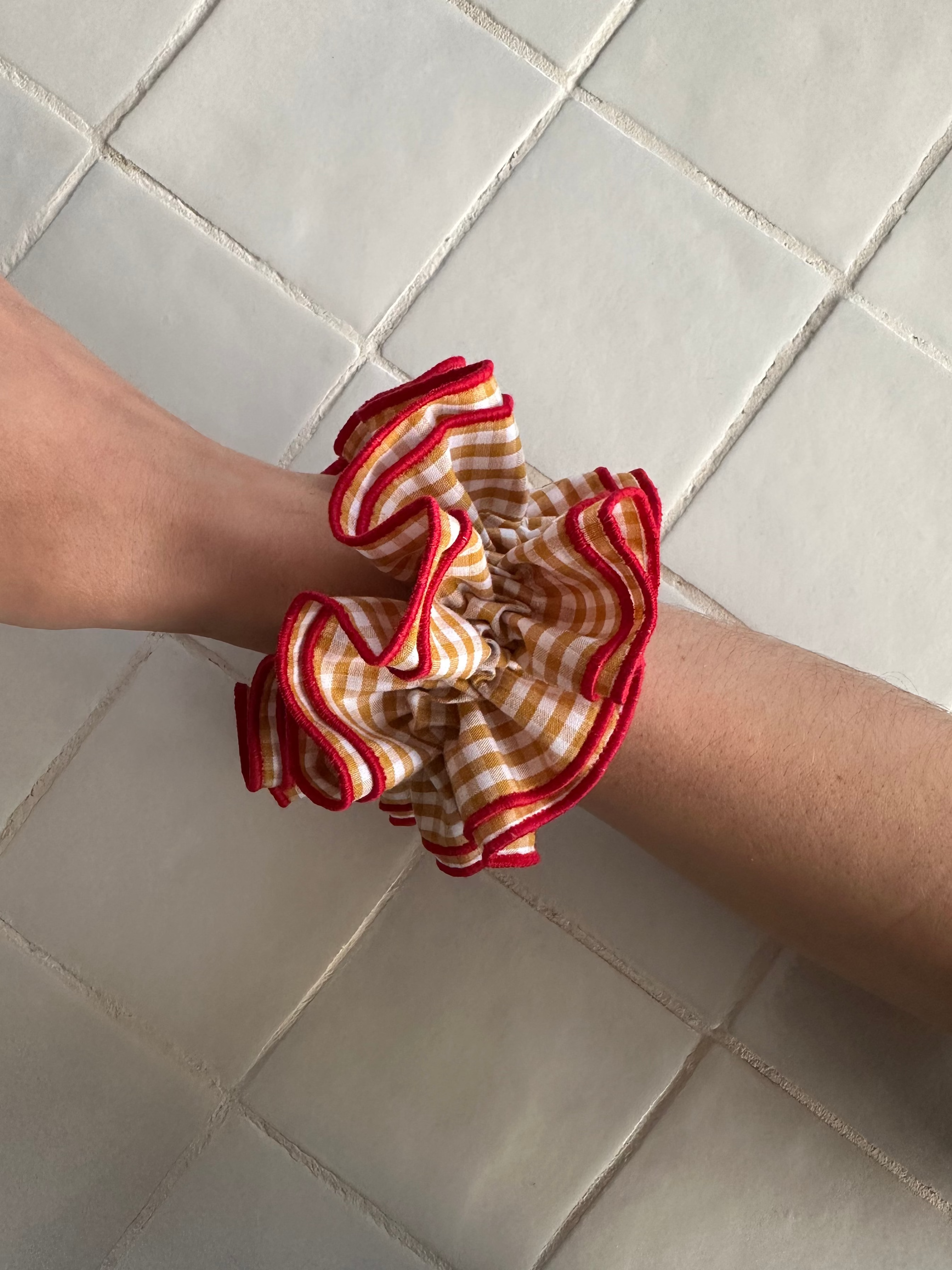 Chouchou double volant – Vichy moutarde bord Rouge