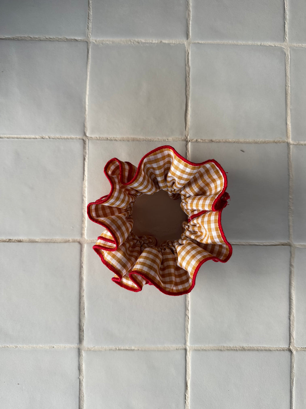 Chouchou double volant – Vichy moutarde bord Rouge 1