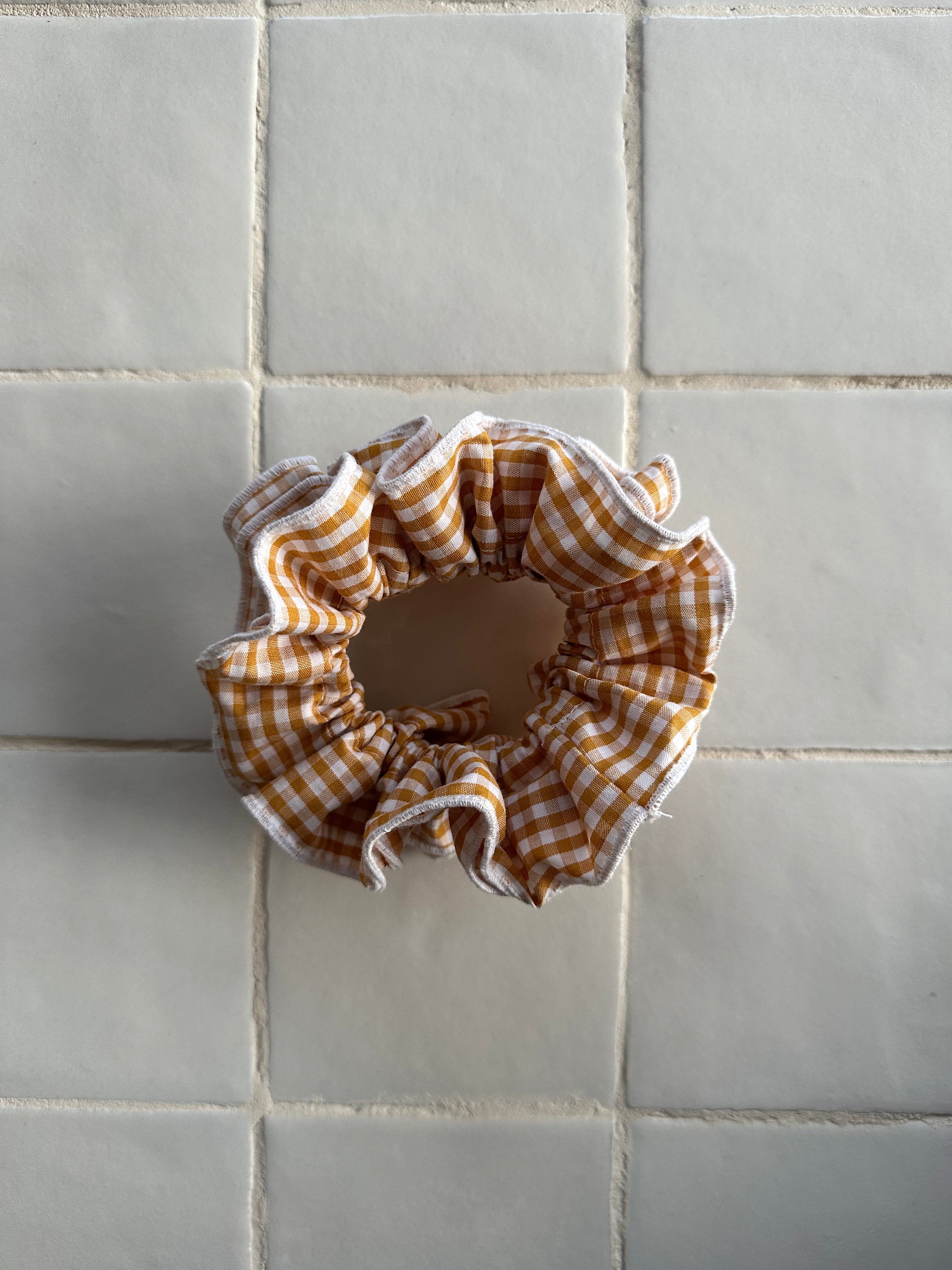 Chouchou double volant – Vichy moutarde bord Blanc